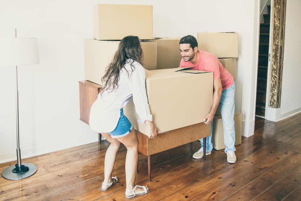 How to choose between professional movers vs moving yourself.